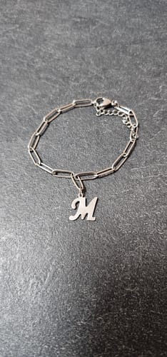 Customer photo review of Bracelet lettre personnalisée sur chaîne trombone en acier inoxydable