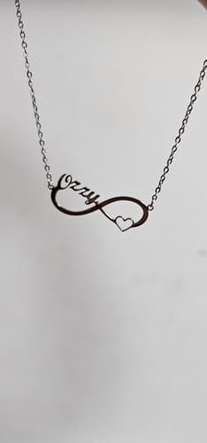 Customer photo review of Collier infini personnalisable prénoms et coeur en acier inoxydable