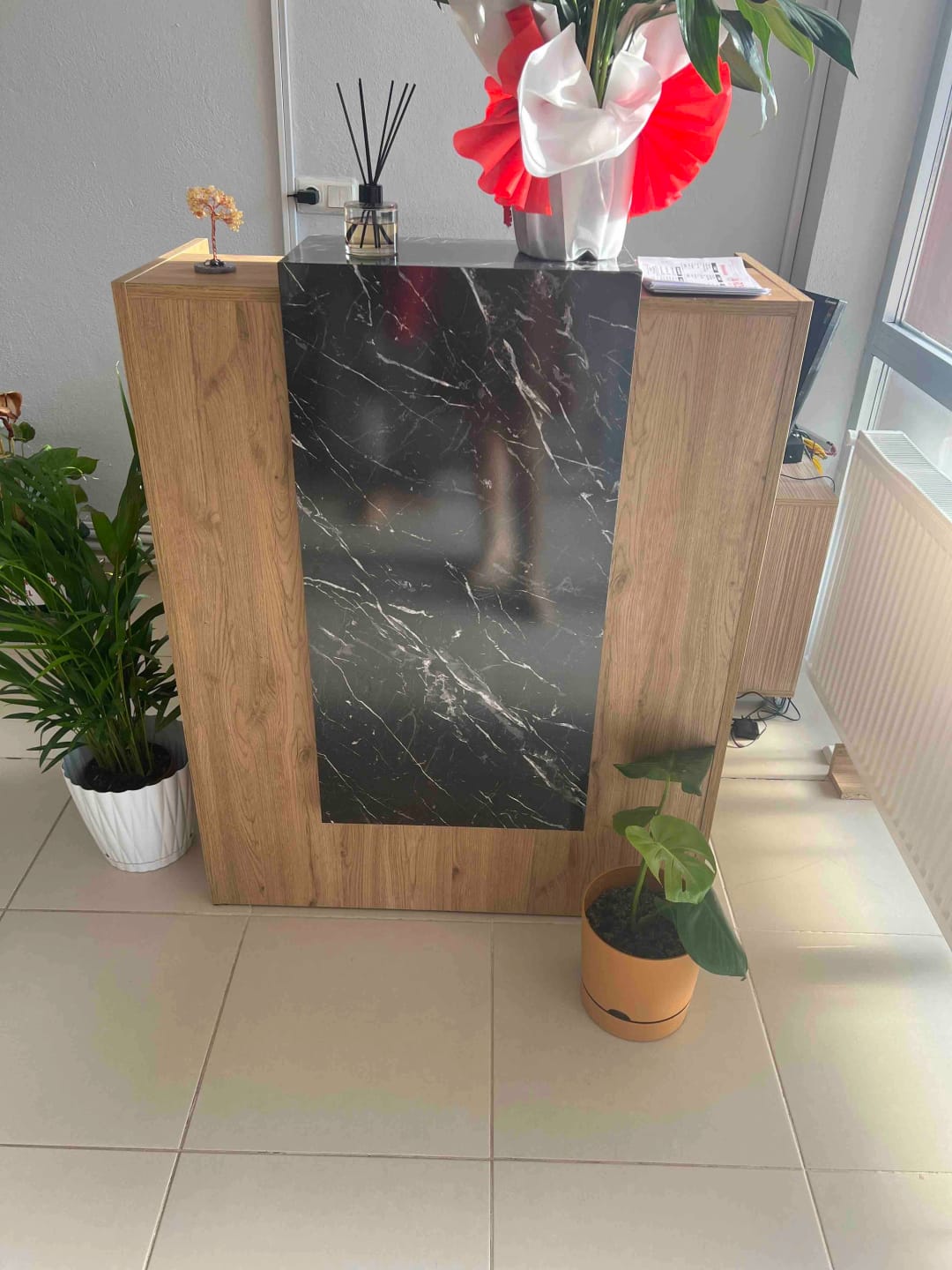 Customer photo review of Rani MA101 Karşılama Bankosu Led Işıklı Çekmeceli Banko Sepet Ceviz - Mermer Desen