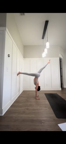 Customer photo review of Luxe Bare V-cut Leggings
