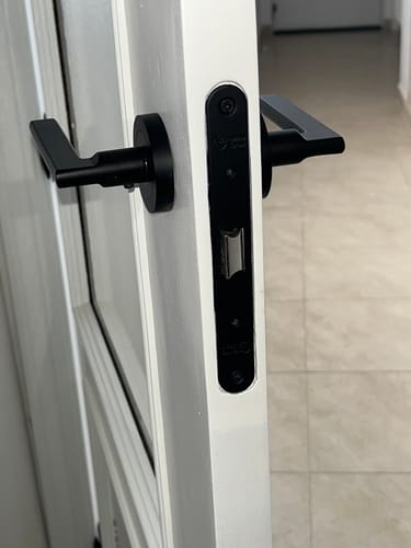 Customer photo review of Picaporte centrado condena a 70mm acabado negro canto redondo