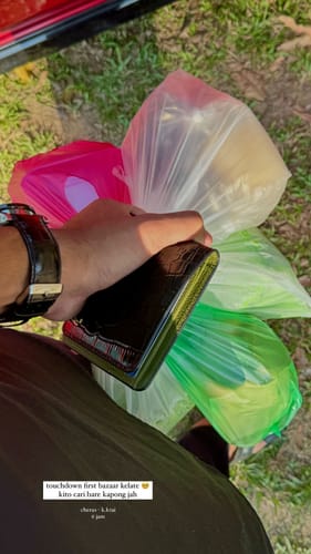 Customer photo review of Artemis Croco Wallet - Black and Olive Green Leather