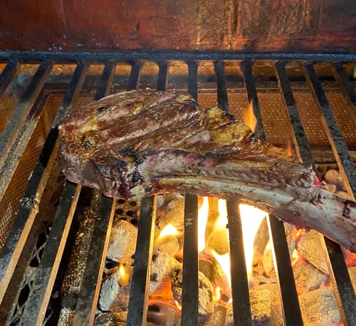 Reseña con foto de un cliente sobre Rib Eye Tomahawk Steak