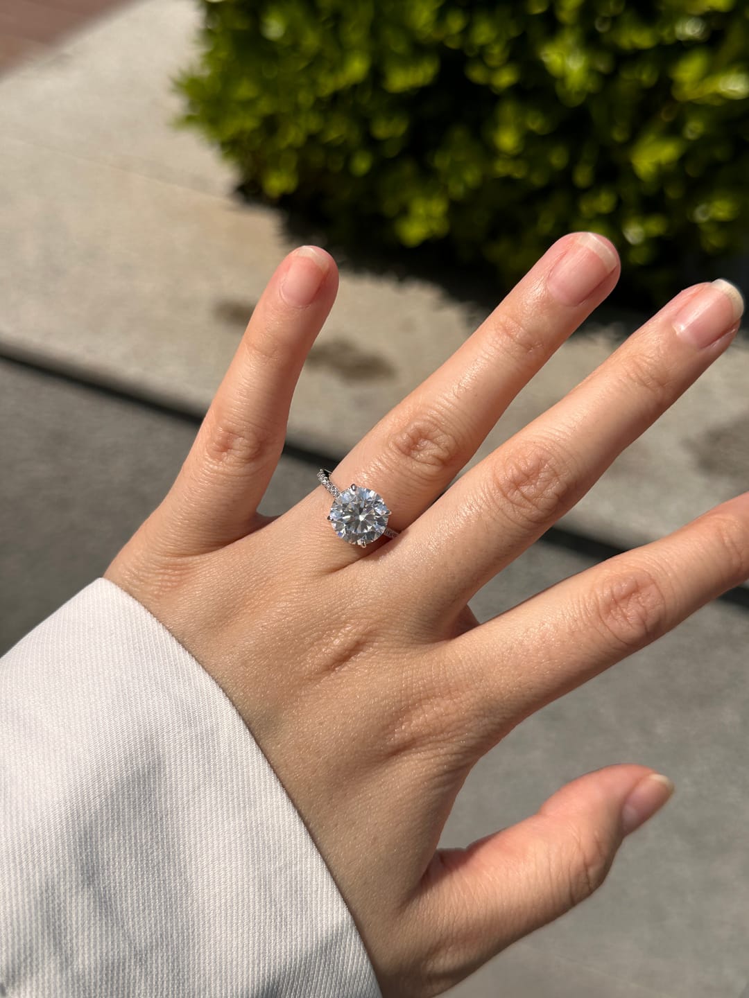 Customer photo review of S925 Moissanite 4.0/3.0 Carat Round Cut Engagement Ring Stackable Ring For Women Everyday Wear