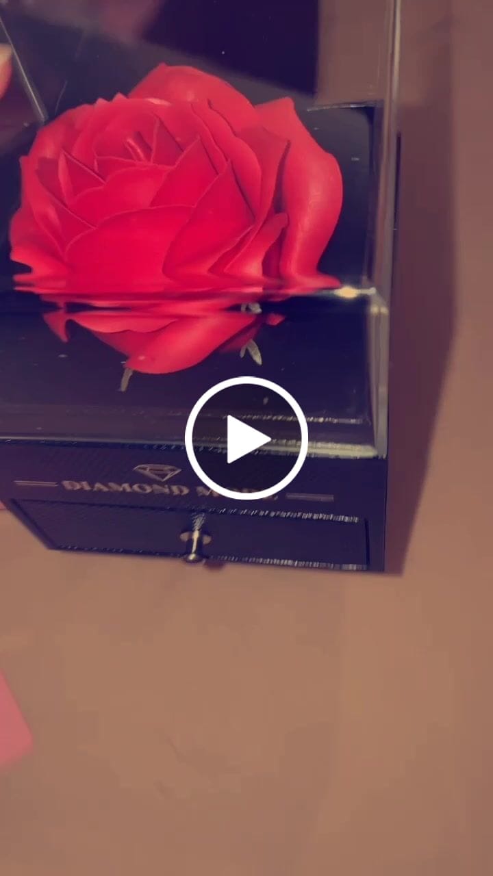 Customer video review of Rosenbox | Geschenk Verpackung