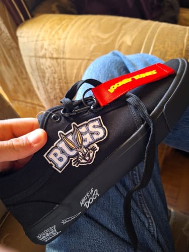 Customer photo review of Tenis Bugs Fun
