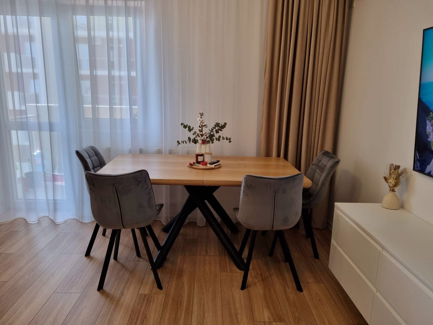 Customer photo review of Masa extensibila DERRICK, stejar natural/negru, 160/200x90x75 cm