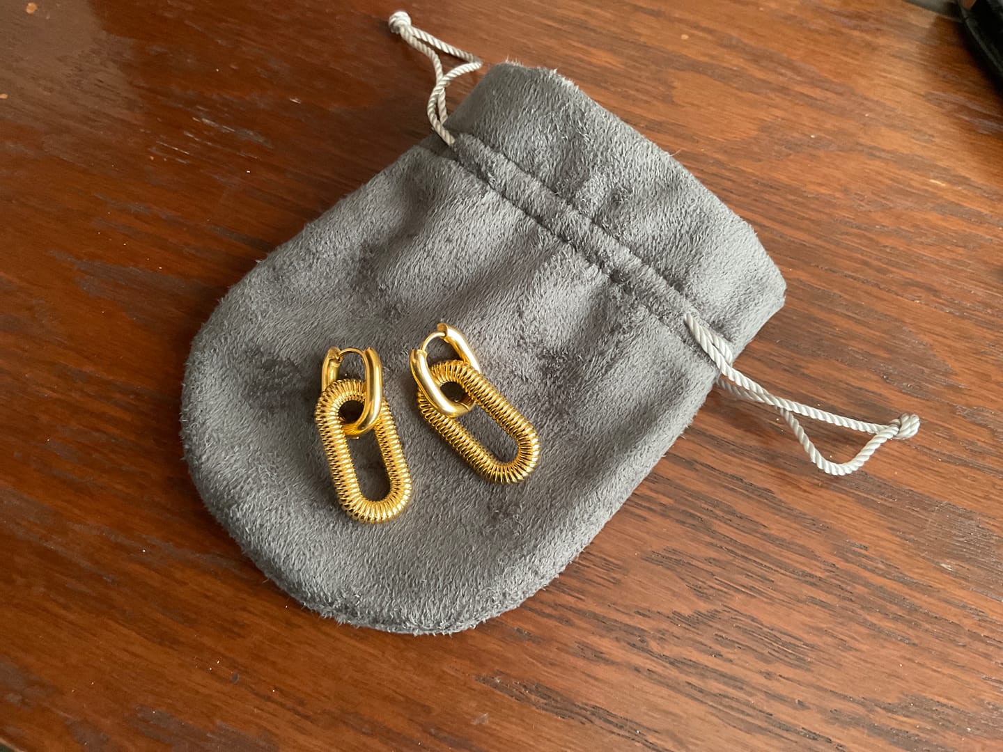 Customer photo review of Par Arracada Con Dije Ovalado