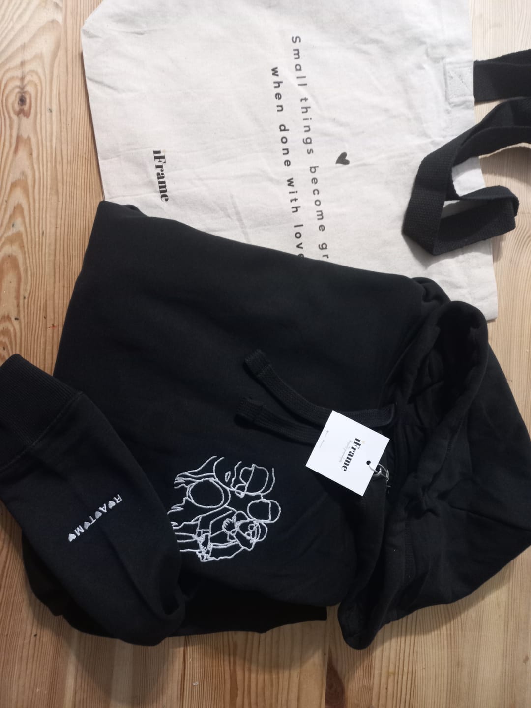 Customer photo review of Camisola Line Art Personalizável
