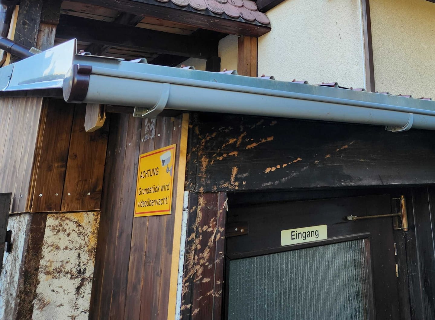 Customer photo review of Videoüberwachung Schild oder Aufkleber, ACHTUNG Grundstück Wird Videoüberwacht, aus Alu-Verbund oder Selbstklebefolie mit UV-Schutz