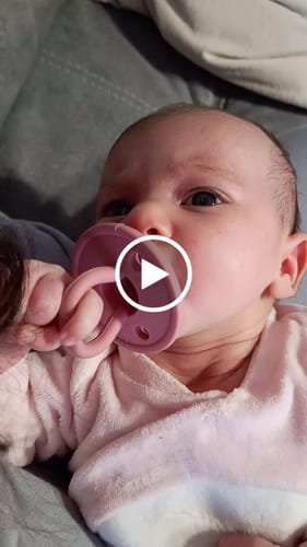 Customer video review of Kit 2 Chupetes Rosa y Mint Nenina & Co