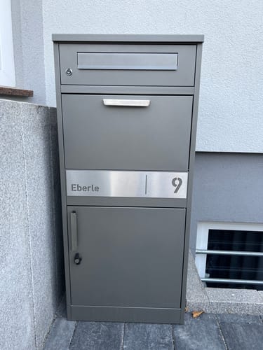 Customer photo review of AlbersDesign Stand-Paketbox PB1 Graualuminium (RAL9007) personalisiert mit Edelstahl-Schild