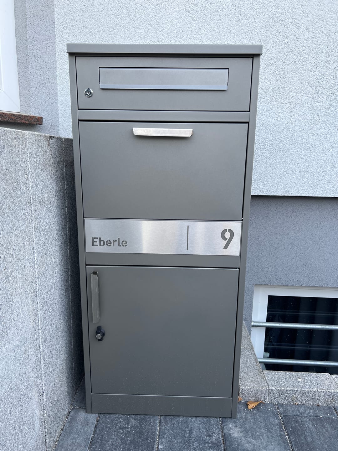 Customer photo review of AlbersDesign Stand-Paketbox PB1 Graualuminium (RAL9007) personalisiert mit Edelstahl-Schild