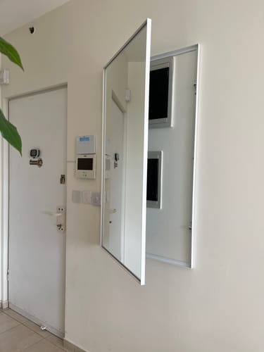 Customer photo review of דלת מראה להסתרת ארון חשמל