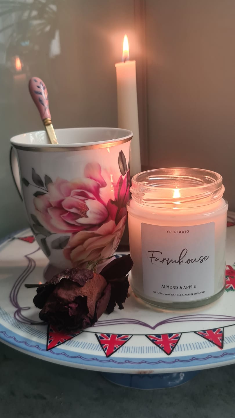 Customer photo review of "Farmhouse" Sweet Almond & Apple Candle