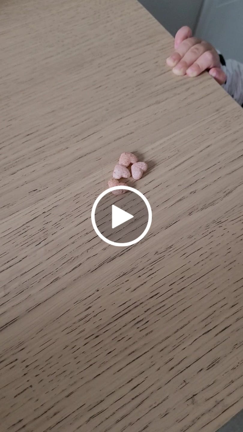 Customer video review of Puffs Manzana Arándano Familiar 50g