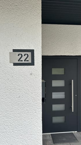 Customer photo review of Edelstahl-Hausnummer, mit 3D Effekt, Rückwand pulverbeschichtet in RAL7016, Frontblende in Edelstahl