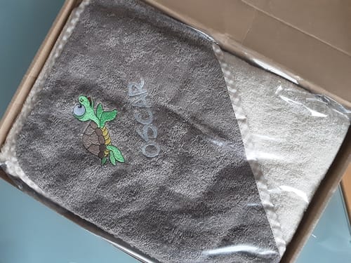 Customer photo review of Wolimbo Kapuzenhandtuch mit Namen und Motiv bestickt