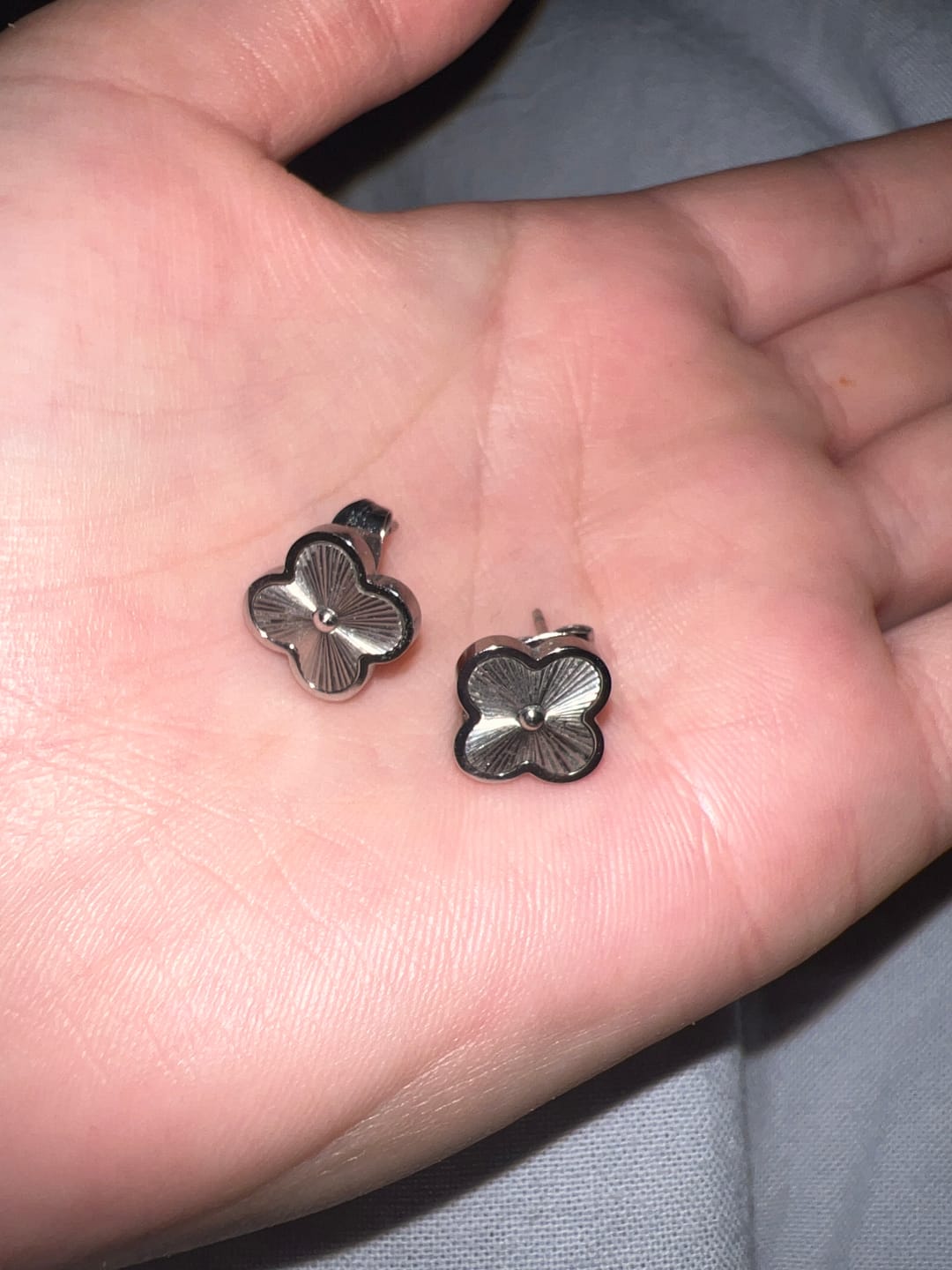 Customer photo review of Shine Clover Ohrstecker | 18K vergoldet