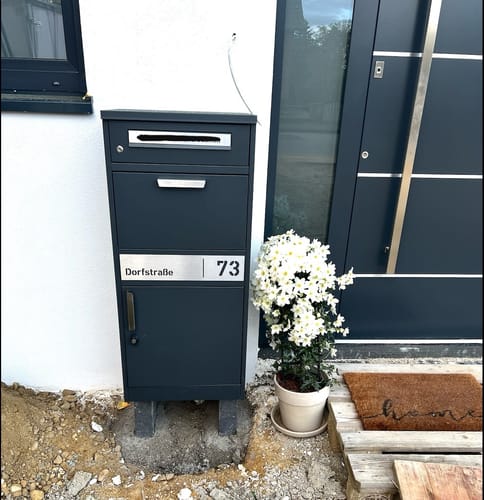 Customer photo review of AlbersDesign Stand-Paketbox PB1 anthrazit (RAL7016) personalisiert mit Edelstahl-Schild