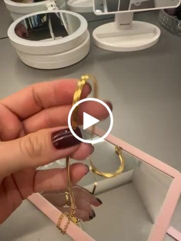 Customer video review of Colar Malha Snake Dourado Banhado em Ouro 18K