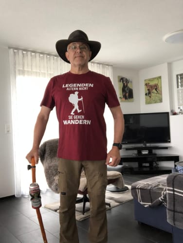 Customer photo review of LEGENDEN ALTERN NICHT SIE GEHEN WANDERN  - Herren Premium Organic T-Shirt