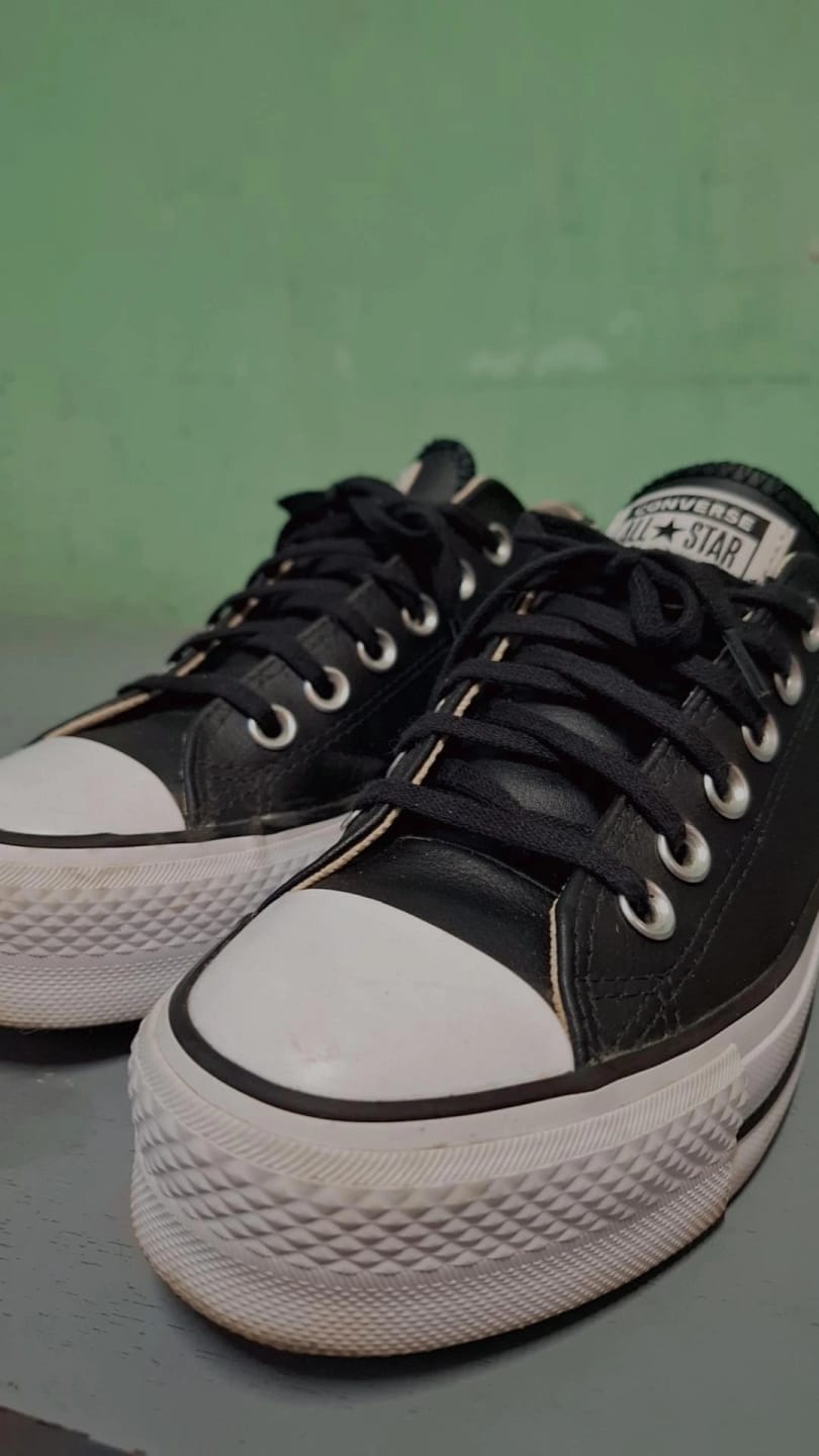 Customer photo review of Zapatilla Converse Chuck Taylor Plataforma Cuero Mujer Negro