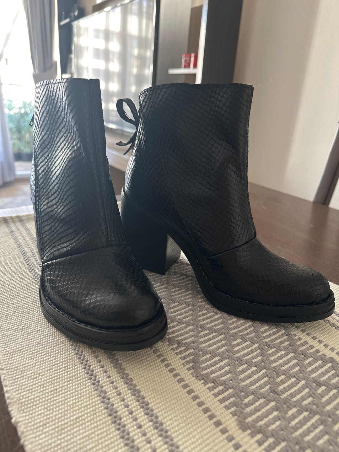 Customer photo review of Botines Bucarest Negro Reptil