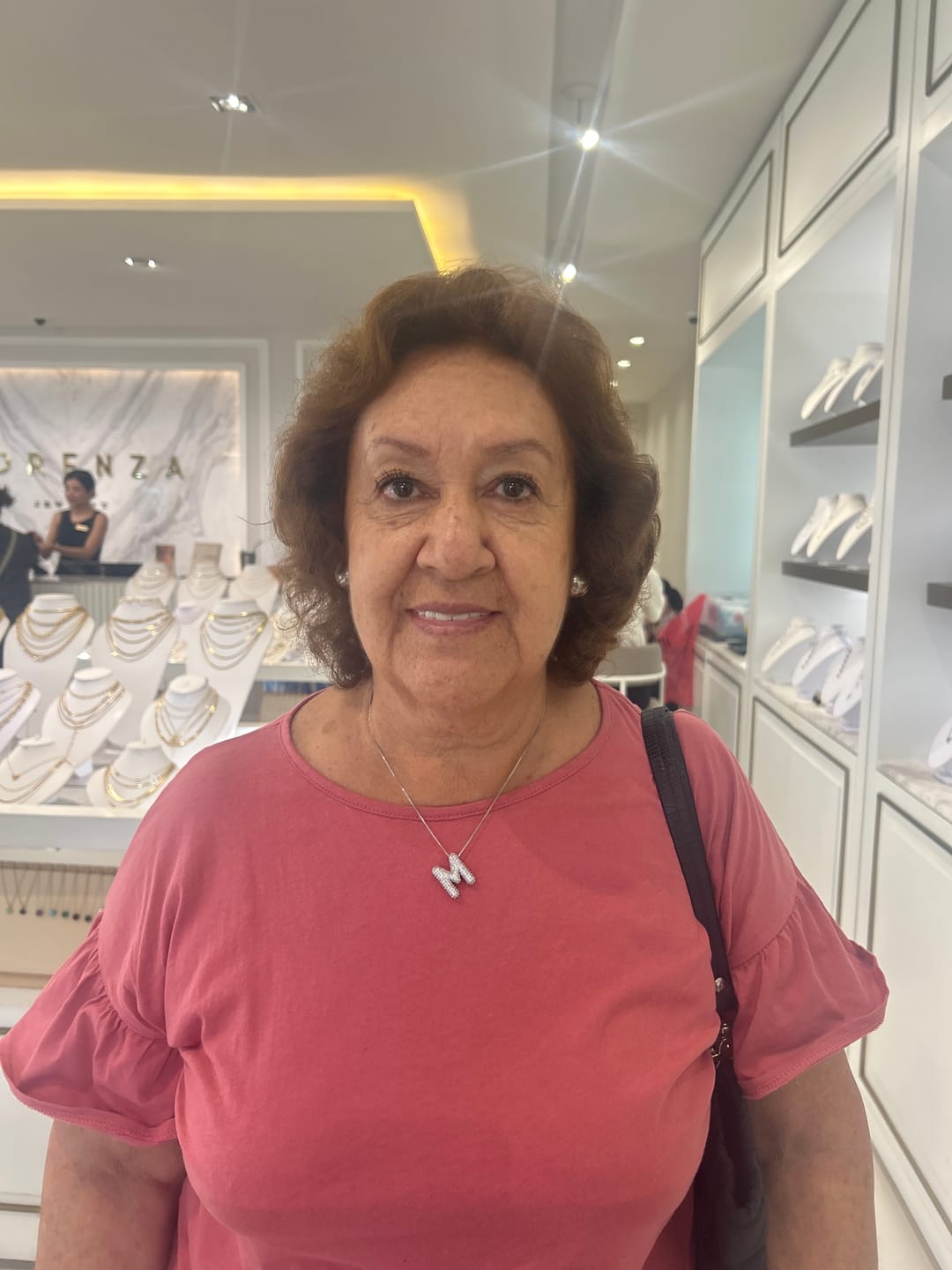 Customer photo review of Collar Inicial Balloon Plateado Zirconias