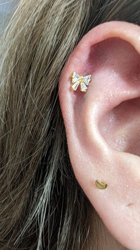 Customer photo review of Piercing Moño Gold