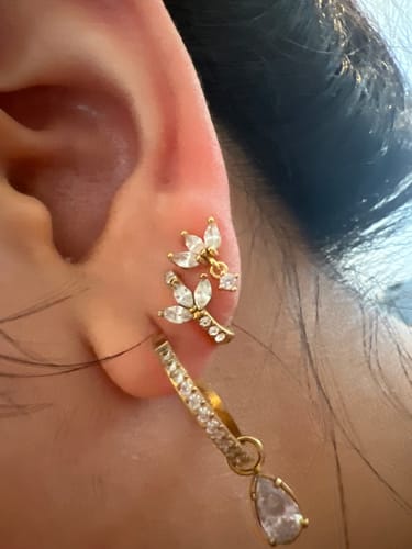 Customer photo review of Lotus Huggie Hoop Ohrringe 14K vergoldet