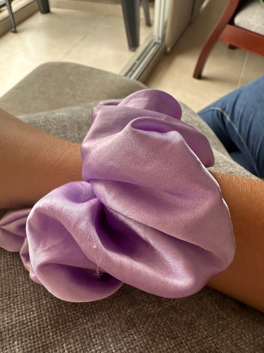 Customer photo review of Scrunchies Medianas - Satin