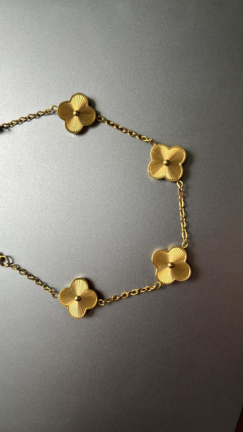 Customer photo review of Shine Clover Armband | 18K vergoldet