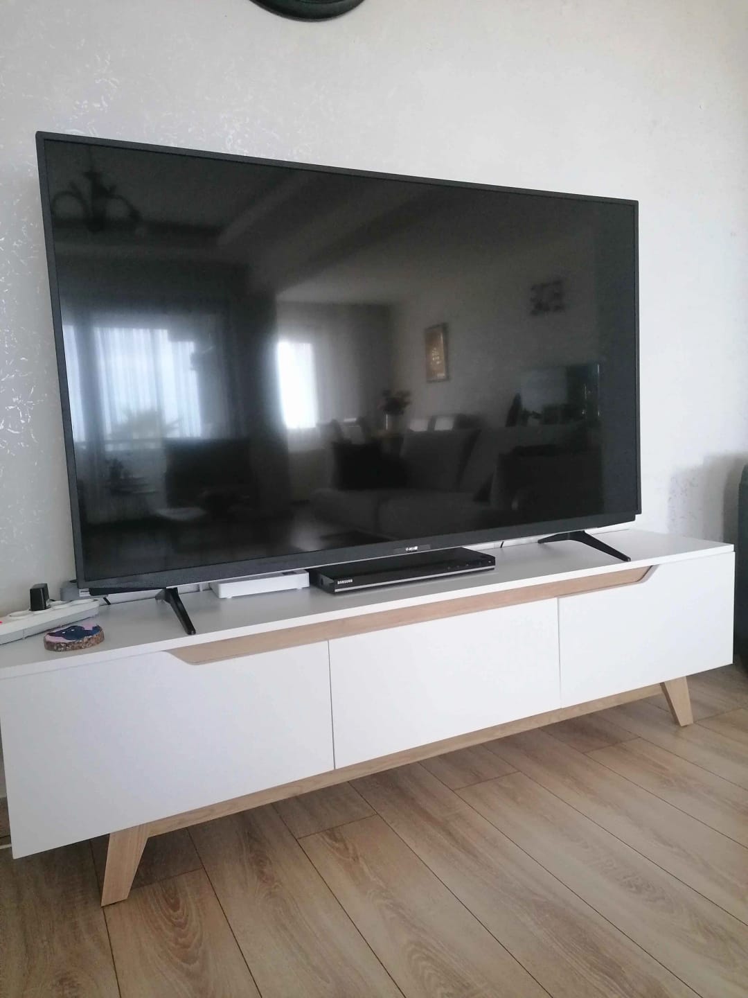 Customer photo review of Rani D1 Tv Ünitesi Modern Ayaklı Tv Sehpası 180 cm  Beyaz - Sepet Ceviz