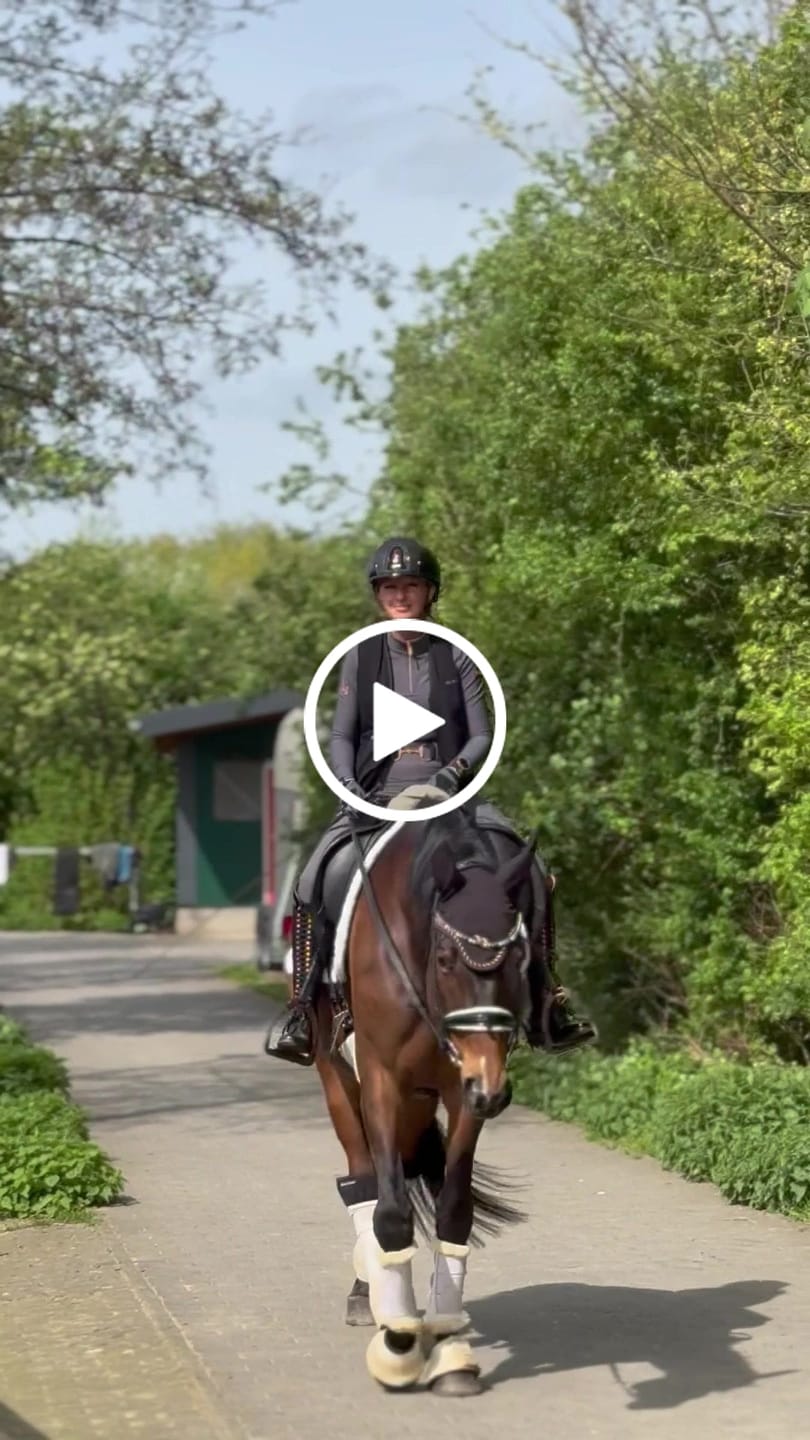 Customer video review of KYLIE - EQUESTRIAN BASE LAYER LONG SLEEVE | SMOKEY GREY "ROSE GOLD" TECHNICAL STRETCH