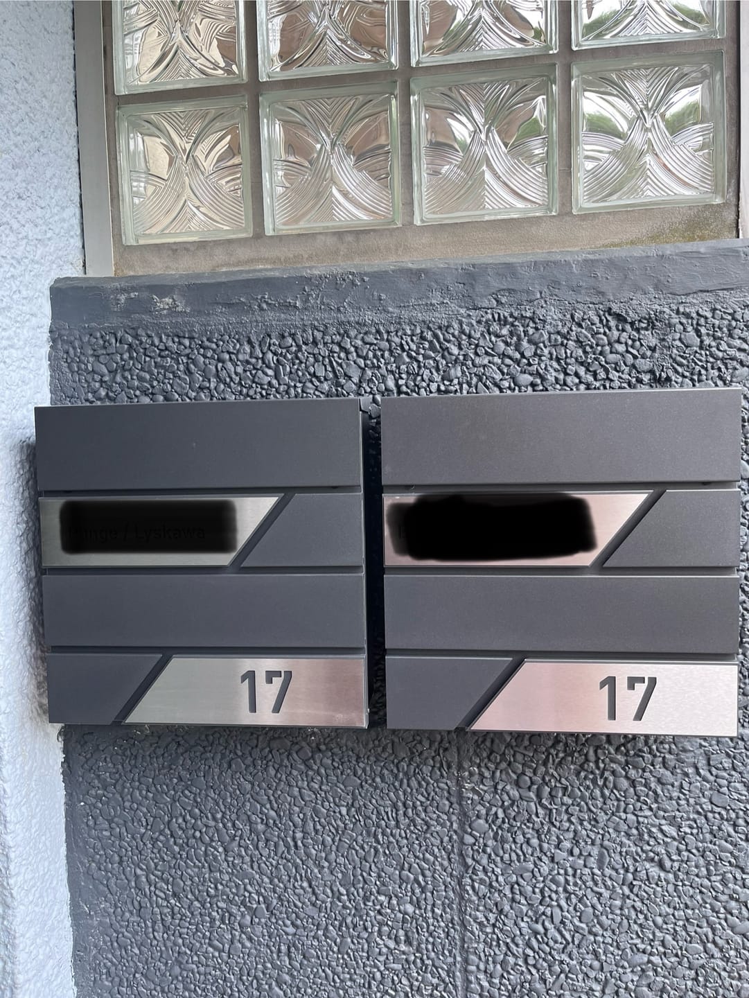 Customer photo review of AlbersDesign Briefkasten B1 Eisenglimmer (DB703) personalisiert mit Edelstahl-Schildern