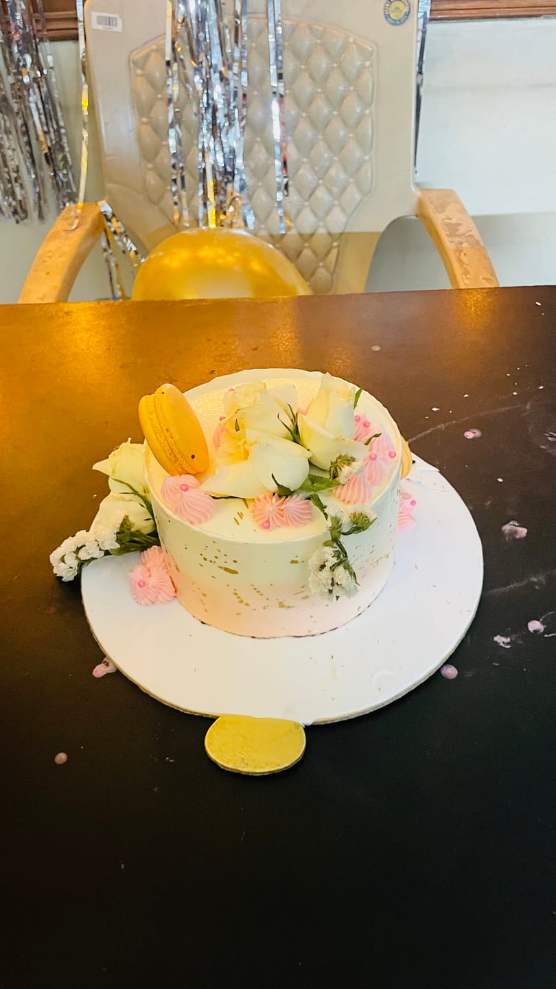 Customer photo review of Macaron Splash Cake