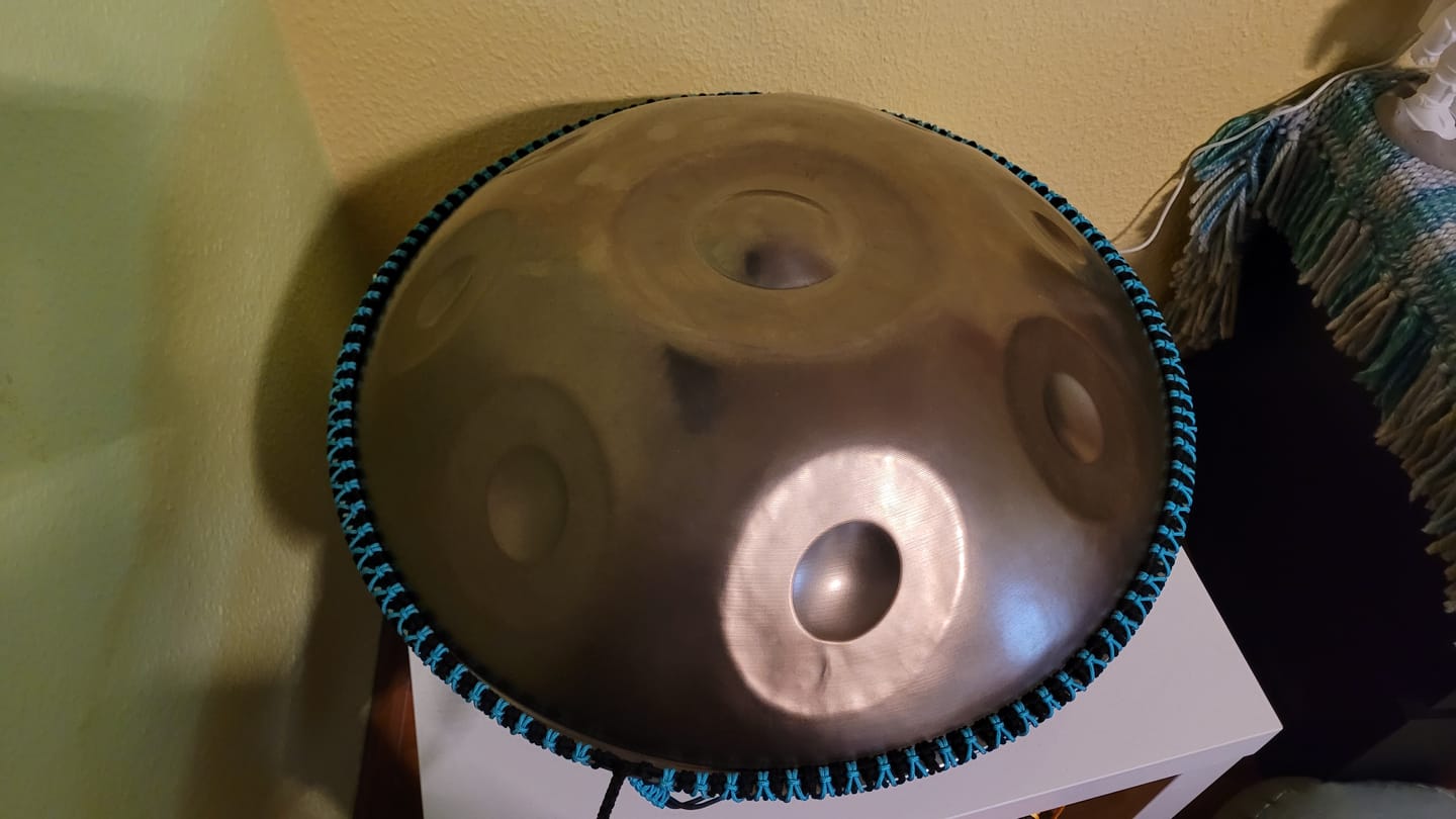 Customer photo review of Battiloro - 432 Hz "Healing Frequency" Handpan: D Kurd Edelstahl PERSEIDE
