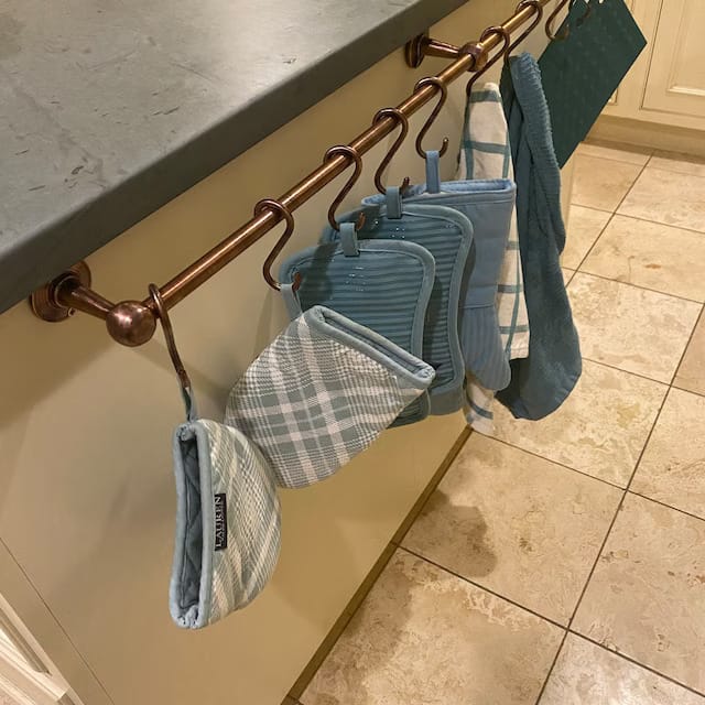 Customer photo review of Oil Rubbed Bronze  Wall Mounted Pot Rack , Copper Kitchen Rail with Hooks , Oil Rubbed Bronze Wall Pot Rack Kitchen Storage
