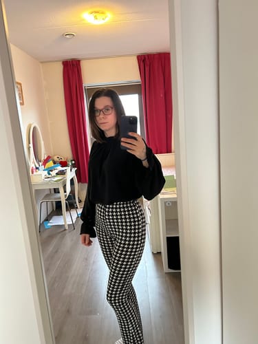 Customer photo review of Basic Blouse Met Kraagje Zwart