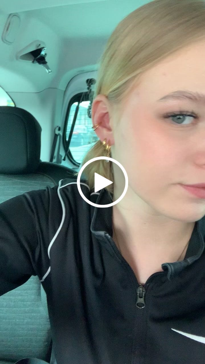 Customer video review of Simple Baguette Ohrringe | 18K vergoldet