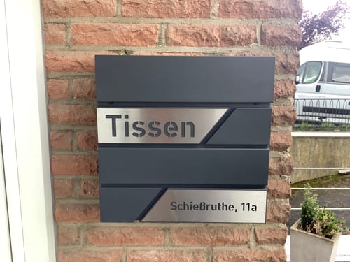 Customer photo review of AlbersDesign Briefkasten B1 anthrazit (RAL7016) personalisiert mit Edelstahl-Schildern