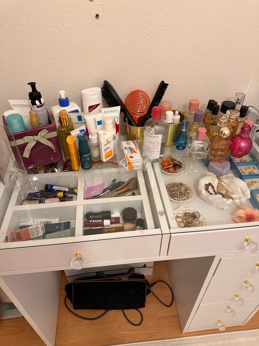 Customer photo review of Rani BJ107 Makyaj Tuvalet Masası 7 Çekmeceli Cam Tablalı Takı Düzenleyici Beyaz