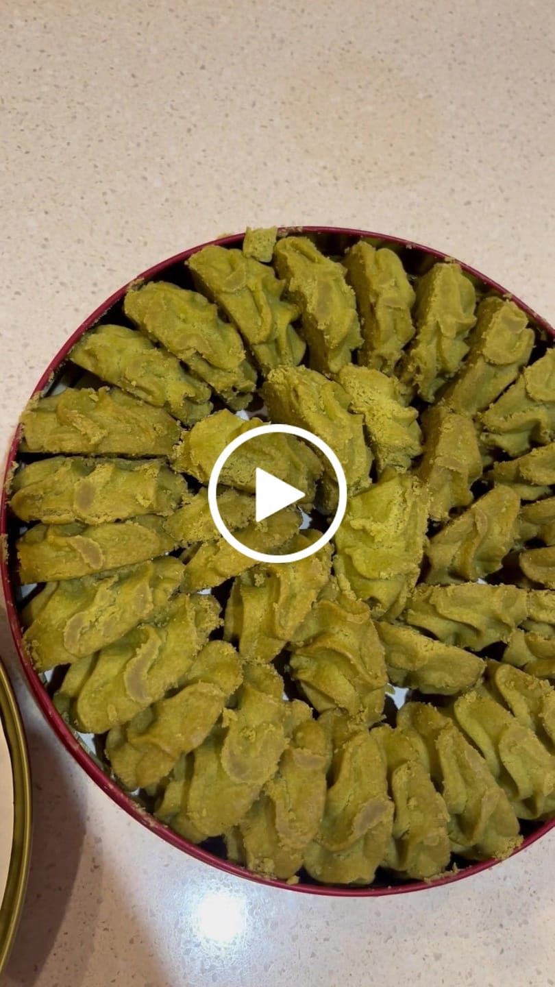Customer video review of 4 Tins of Lowrey Handmade Plain Butter Cookies (Value Pack)