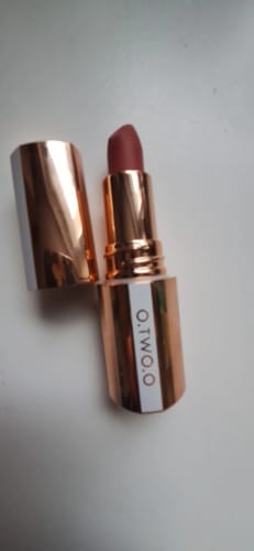 Customer photo review of O.TWO.O MISTY KISS LOCK COLOUR MATTE LIPSTICK