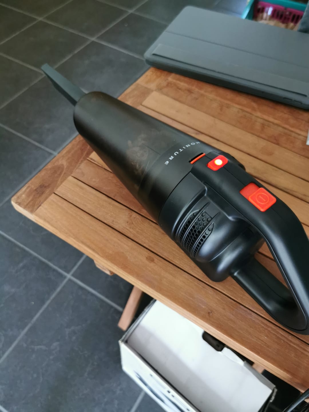 Customer photo review of Leistungsstarker Akku-Handstaubsauger / Beutelloser 9500Pa Handstaubsauger für Nass & Trocken / Handsauger mit 2600mAh Akku & LED-Leuchte