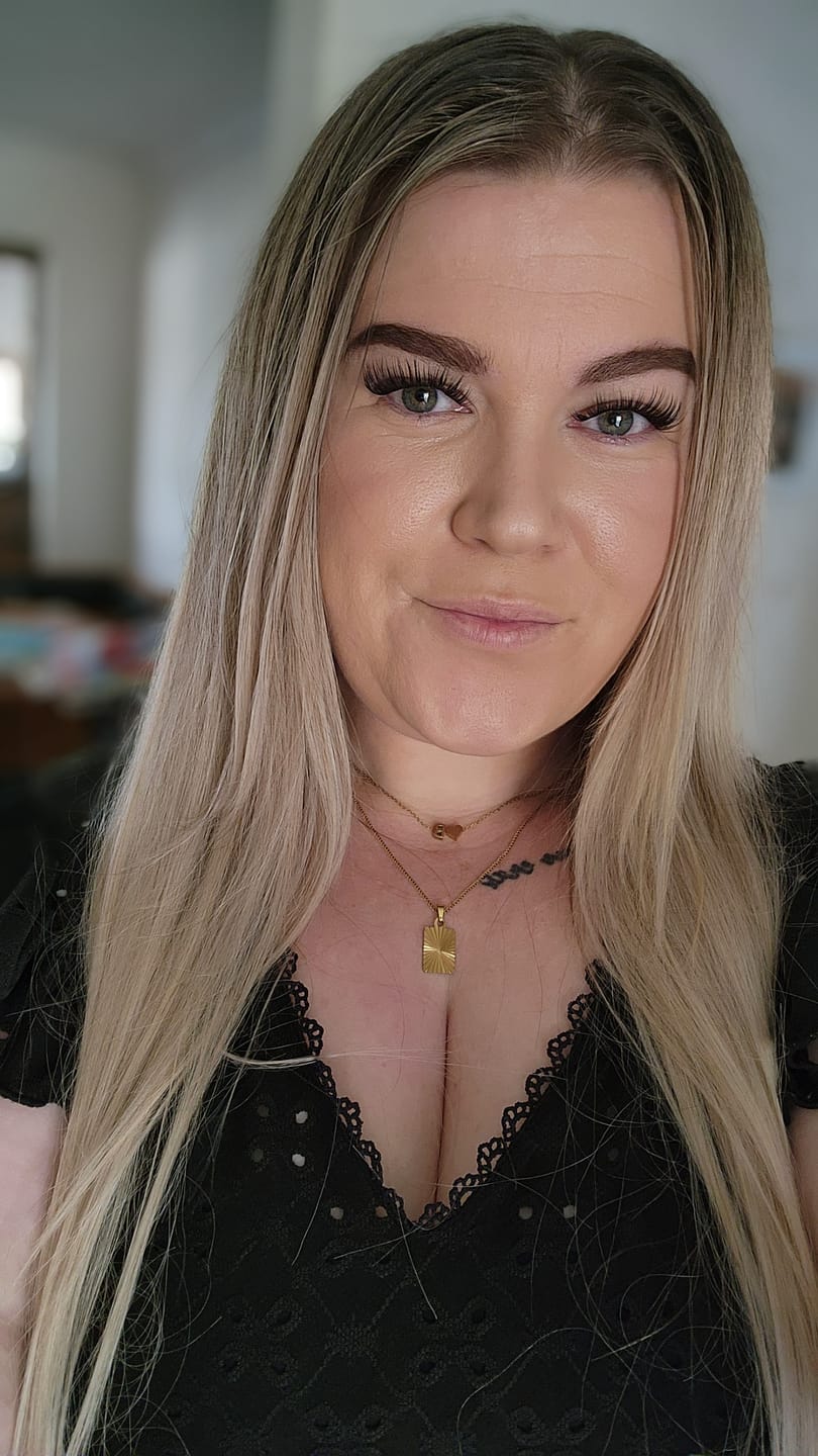 Customer photo review of Infinaluxe Dual-Sided Long Wear Lash Bond