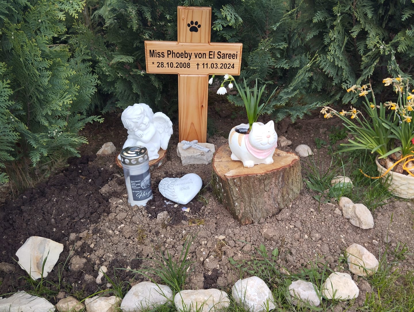 Customer photo review of Tier-Grabkreuz aus Holz mit Namen