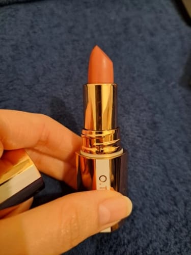 Customer photo review of O.TWO.O MISTY KISS LOCK COLOUR MATTE LIPSTICK