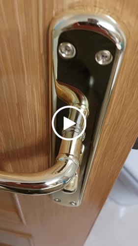 Customer video review of Manilla modelo '6501' de zamak acabado dorado brillo con placa ovalada para puertas